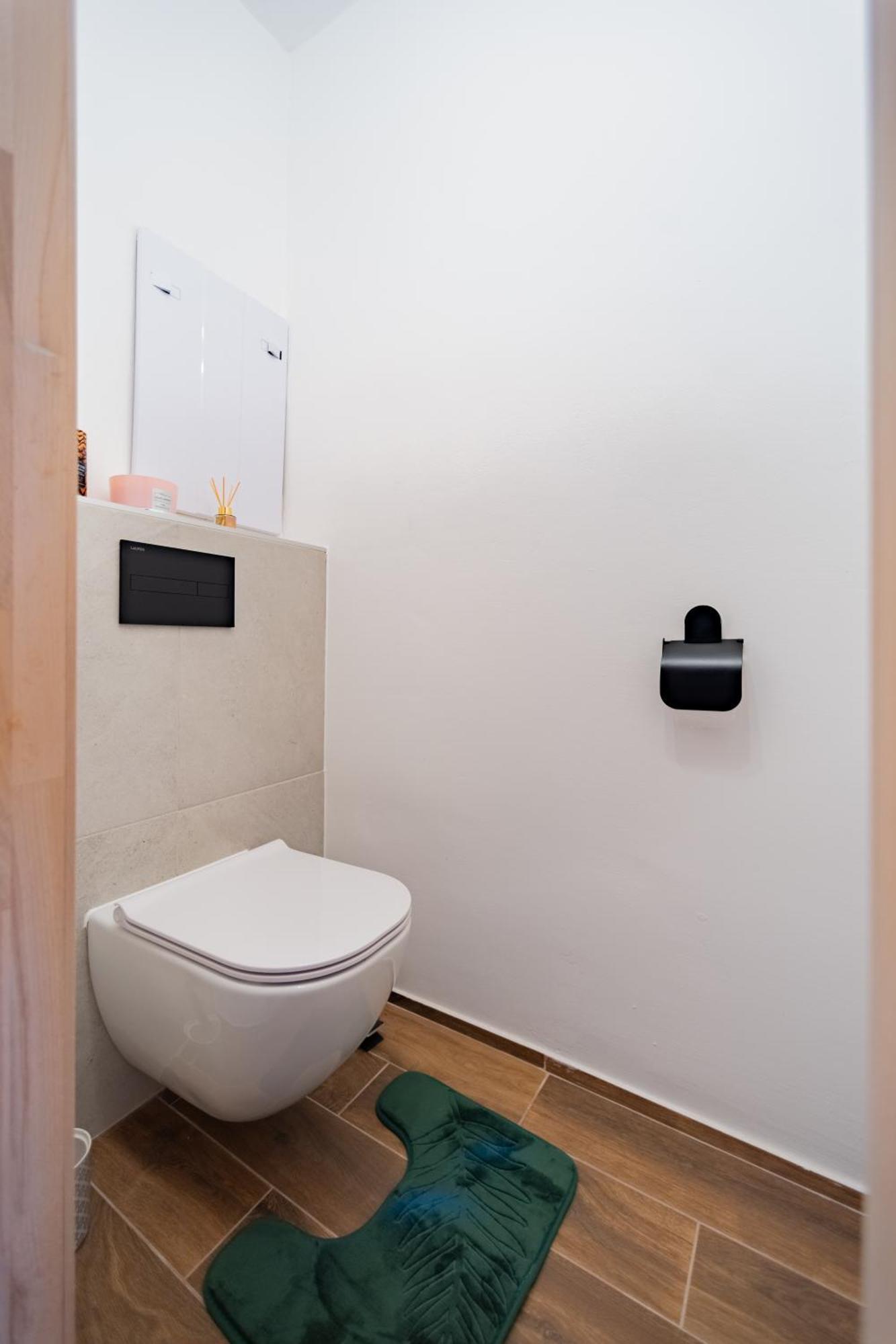 Barbyb Apartment - With Free Parking Братислава Екстериор снимка